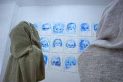 Neun Figuren und Blaue Gesichter