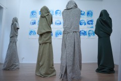 Neun Figuren und Blaue Gesichter