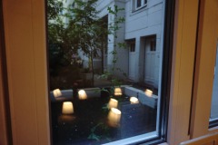 Neun Lampen, Reflexion im Fenster