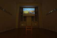 24 Spiegel und Stühle im Wasser