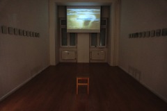 24 Spiegel und Stühle im Wasser