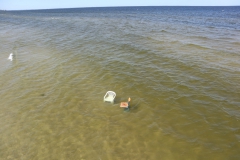 Sink: Zwei Stühle im Wasser