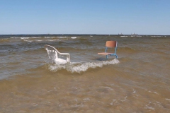 Sink: Zwei Stühle im Wasser