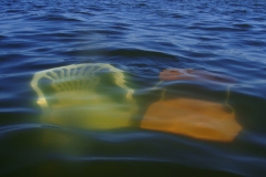 Sink: Zwei Stühle im Wasser