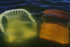 Sink: Zwei Stühle im Wasser