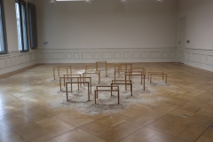 Sink: 15 kleine Tische und Sand