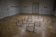 Sink: 15 kleine Tische und Sand