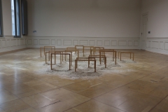 Sink: 15 kleine Tische und Sand