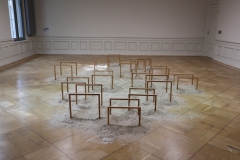 Sink: 15 kleine Tische und Sand