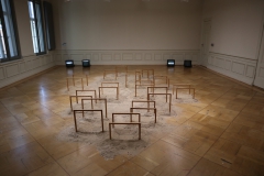 Sink: 15 kleine Tische und Sand